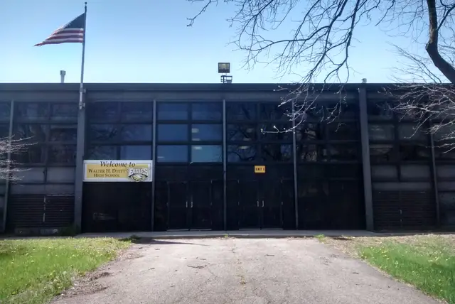 File:Dyett High School in May 2015.jpg